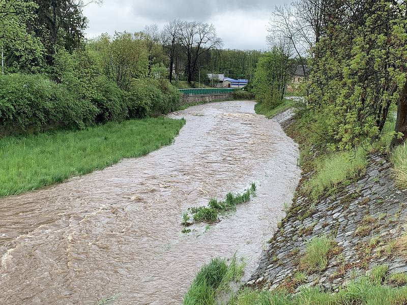 Červený potok v Hořovicích po deštích v polovině května 2021 dosáhl 2. povodňového stupně.