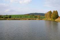 Rybník Mnichovice se po vybagrování zbavil letitých nánosů a  porostů orobince zmenšujícího vodní plochu