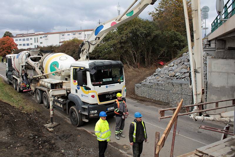 Z opravy mostu na silnici I/3 v Máchově ulici v Benešově.