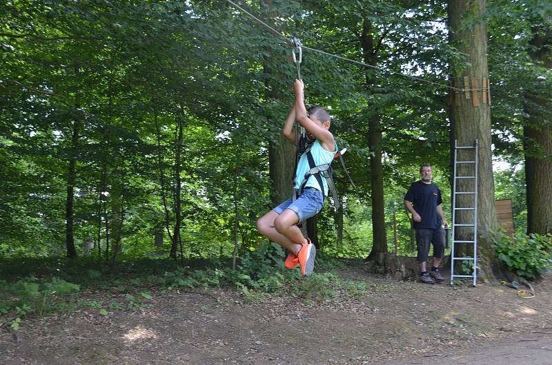 Děti si u Čínského pavilonu vyzkoušely nejen lanovou dráhu, ale také různé soutěžní disciplíny či netradiční bubny.