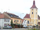 Česká hospoda v Domašíně leží hned pod věží kostela.