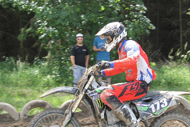 Po rozpravě s jezdci následovaly první a druhé finálové jízdy kategorií hobby MX2, veterán, hobby MX1, 85 ccm, MX2 a MX1.