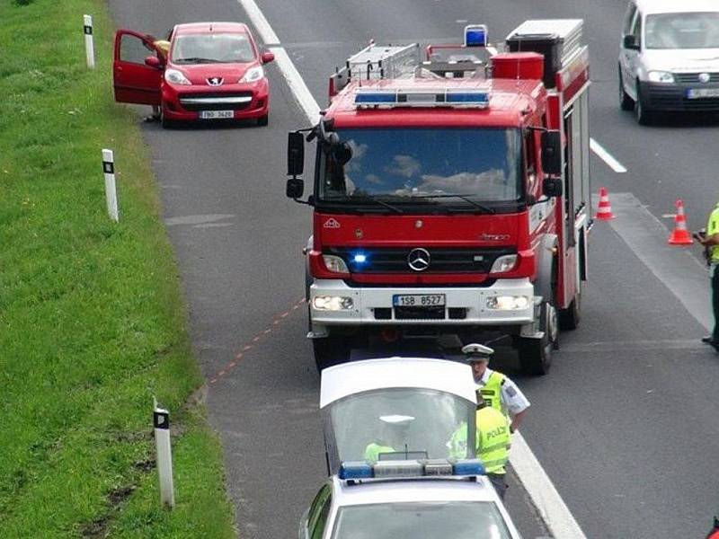 Vážná nehoda Škody Octavia zastavila v pondělí 8. července po poledni zcela provoz na 13. km dálnice D1 ve směru na Prahu a při přistání i vzletu vrtulníku LZS také na Brno. 