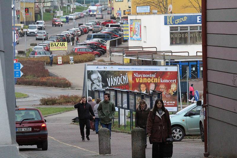 Reklamní poutače lze v Benešově najít na každém kroku.