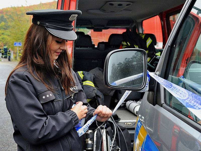 Hasiči a policisté lovili potopené auto ze Slapské přehrady. 