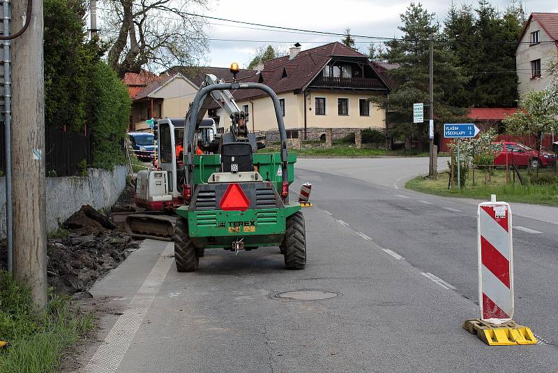 Výstavba komunikace pro pěší v Divišově.