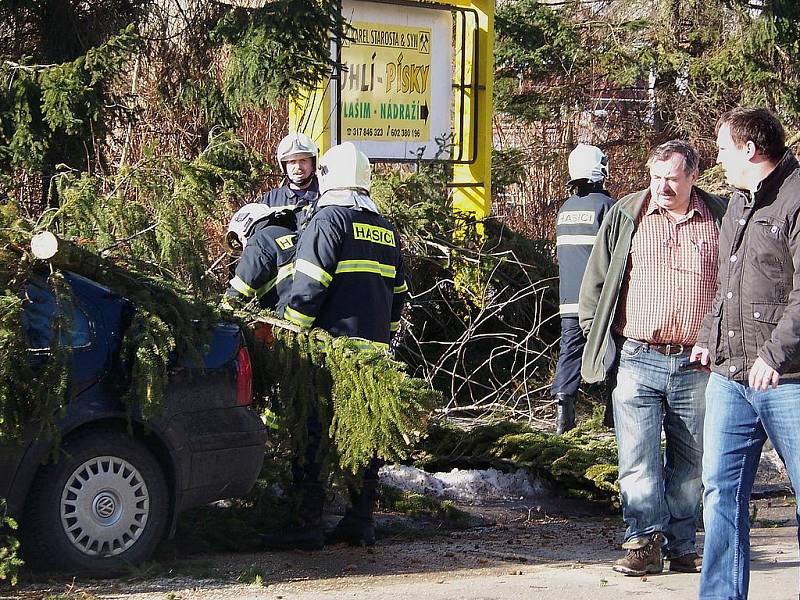 Ve vlašimské Lidické ulici padl dnes, v pondělí 1. března strom na zaparkovaný vůz.