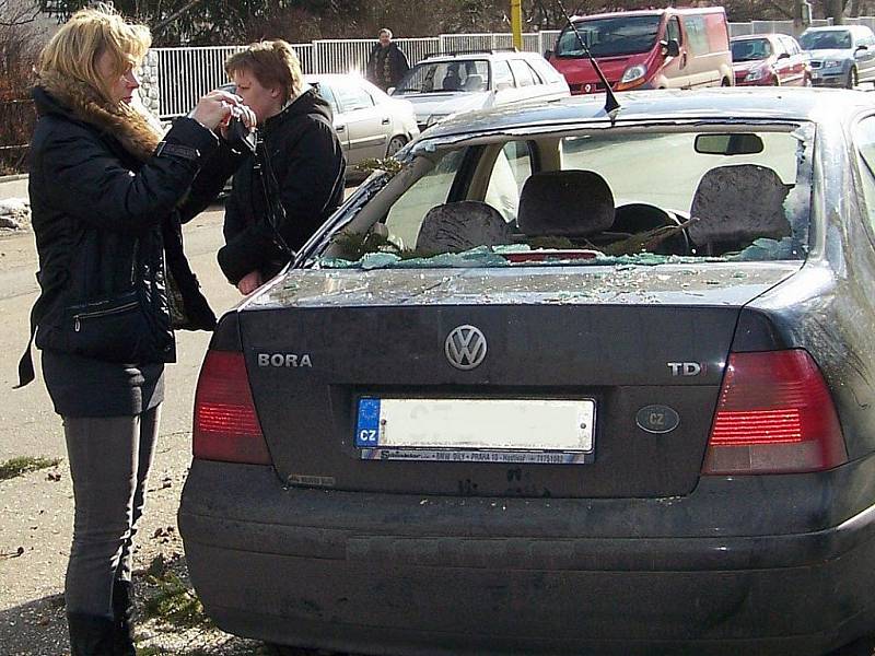 Ve vlašimské Lidické ulici padl dnes, v pondělí 1. března strom na zaparkovaný vůz.