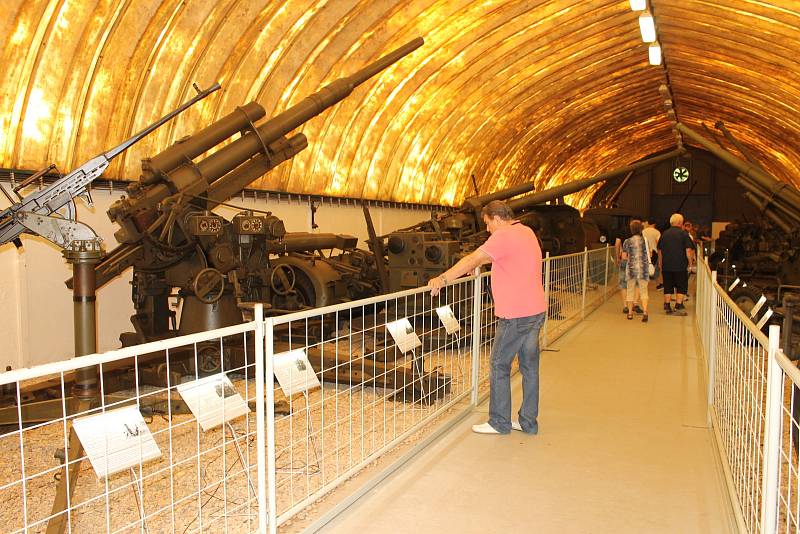 Vojenské technické muzeum se opět po roce velkolepě otevřelo veřejnosti. Dvacátou druhou sezonu zahájil průlet letounů i ukázka bitvy u Zborova.