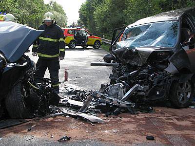 Autonehoda tří osobních aut u Bystřice