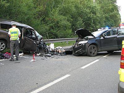 Autonehoda tří osobních aut u Bystřice