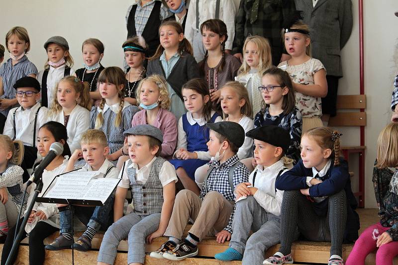 Projektový měsíc v Základní škole v Chotýšanech na téma první Československá republika vyvrcholil prezentací žáků před rodiči a prarodiči.