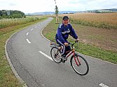 Než se budou moci cyklisté na trase mezi Voticemi a Olbramovicemi takto usmívat, potrvá to ještě nejméně několik měsíců.