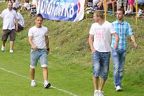 Ligoví fotbalisté Josef Hušbauer (Sparta Praha, vpravo), Stanislav Vlček (Slavia Praha) a Nikolas Šumský (Bohemians 1905) se zúčastnili oslav v Poříčí a před zápasem s Nespekami provedli ještě s Antonínem Panenkou čestný výkop.