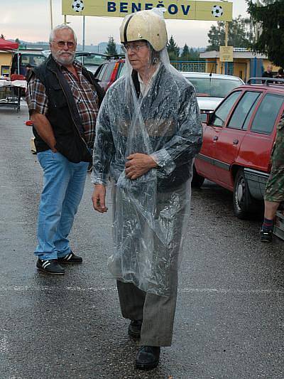 Motoburza v Benešově na parkovišti fotbalového stadionu.