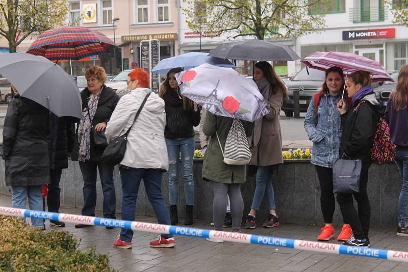 Májka coby tradiční jarní symbol již stojí na Masarykově náměstí v Benešově.