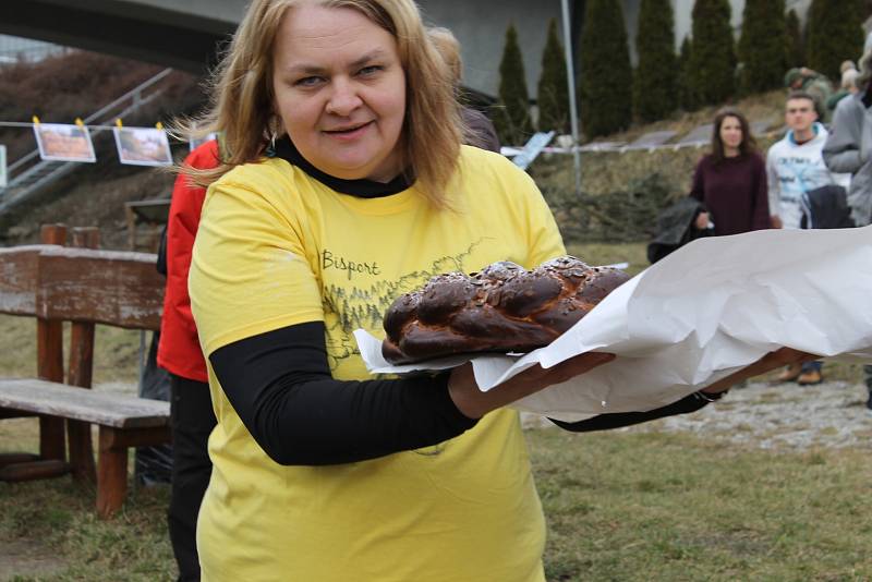 Odemykání řeky v Týnci nad Sázavou v roce 2018.