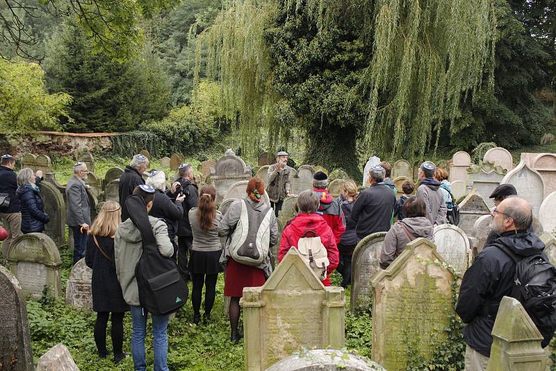 V Přistoupimi odhalili pamětní desku obětem holocaustu