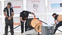 Z dřevorubecké soutěže Stihl Timbersports v zámeckém parku ve Vlašimi.