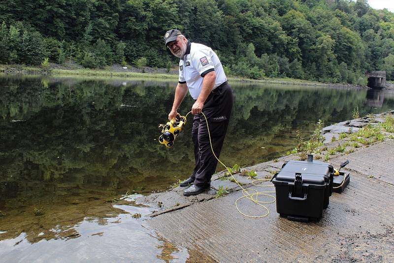 Podvodní dron slouží Poříčnímu oddělení Policie ČR Slapy už několik měsíců.