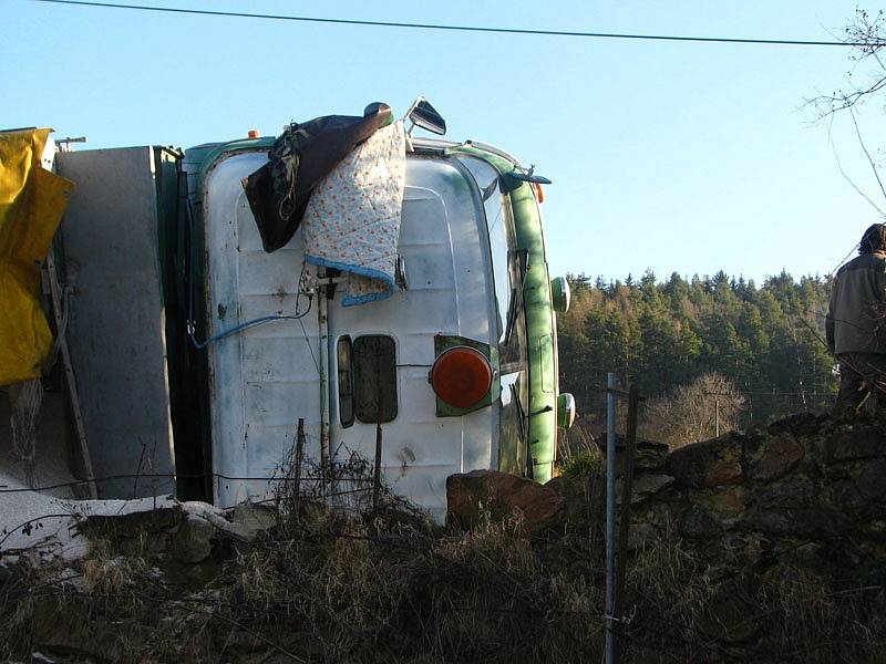 Při převrácení Liazu se vysypal náklad granulátu hnojiva a došlo k úniku nafty. 