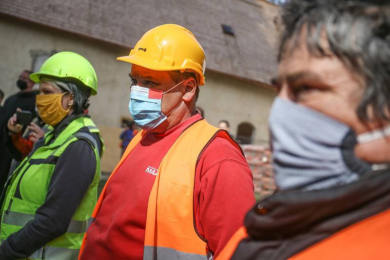 Z vyzvednutí makovice na věž kostela sv. Prokopa v Sázavě.