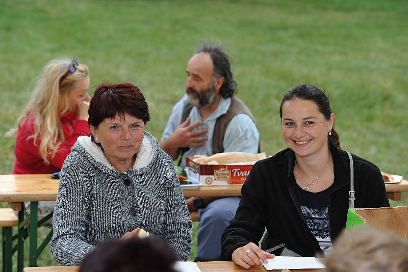 Momentky z připomínky 800. výročí kostela sv. Jakuba a Filipa na Chvojně.