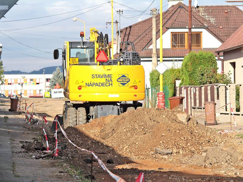 Navrátilova ulice prochází generální opravou. Chodníky a veřejné osvětlení město rekonstruuje napřesrok.