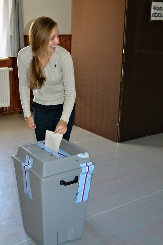 Voliče v Tuchlovicích a v Kačici zvěčnila tradičně fotografka Kladenského deníku Jana Jirásková. Nechybí ani letošní prvovolič z Kačice, student Karel Kučera.