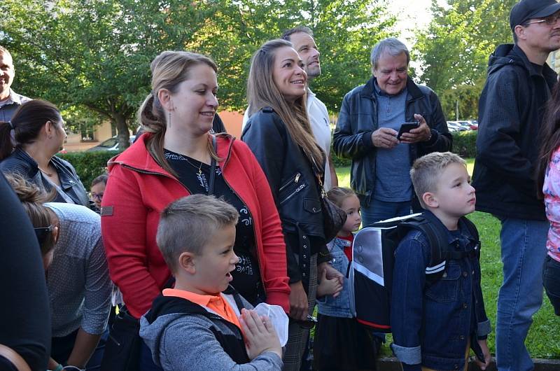 Velvarské školáky přivítala také pilná včelka, děti si užily soutěže i dílničky.