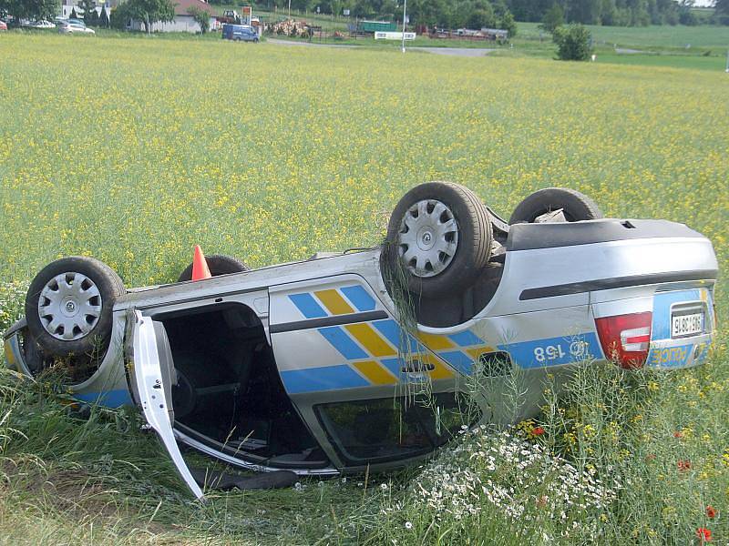 BEZOHLEDNÝ motocyklista způsobil nehodu policejního auta.