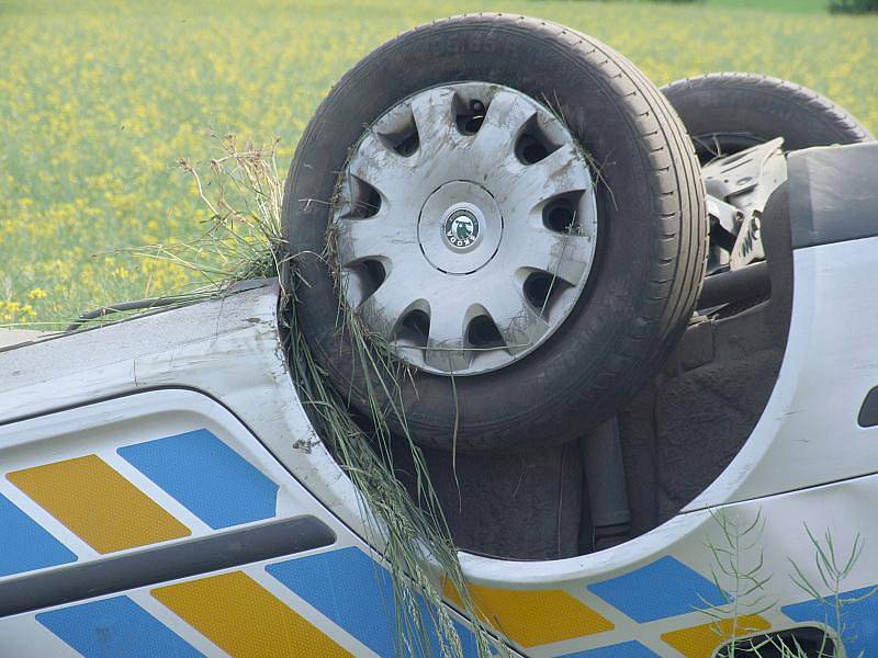 BEZOHLEDNÝ motocyklista způsobil nehodu policejního auta.