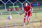 Nováček krajského přeboru Libušín (v červeném) v prvním kole nečekaně doma přehrál obhájce prvenství Poříčí 3:2 na penalty.