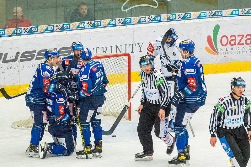 R6ytíři Kladno (v modrém) - Škoda Plzeň 3:4 po prodloužení. Ladislav Zikmund slaví vyrovnání na 2:2.