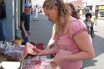 Někteří zákazníci si s půleným ovocem v sáčku hlavu nelámou. Jiní  by ale například zapařený meloun na trhu nekoupili ani náhodou. Je to na každém spotřebiteli, jak se rozhodne. 