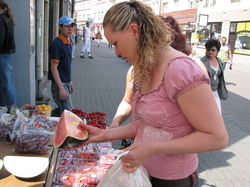 Někteří zákazníci si s půleným ovocem v sáčku hlavu nelámou. Jiní  by ale například zapařený meloun na trhu nekoupili ani náhodou. Je to na každém spotřebiteli, jak se rozhodne. 