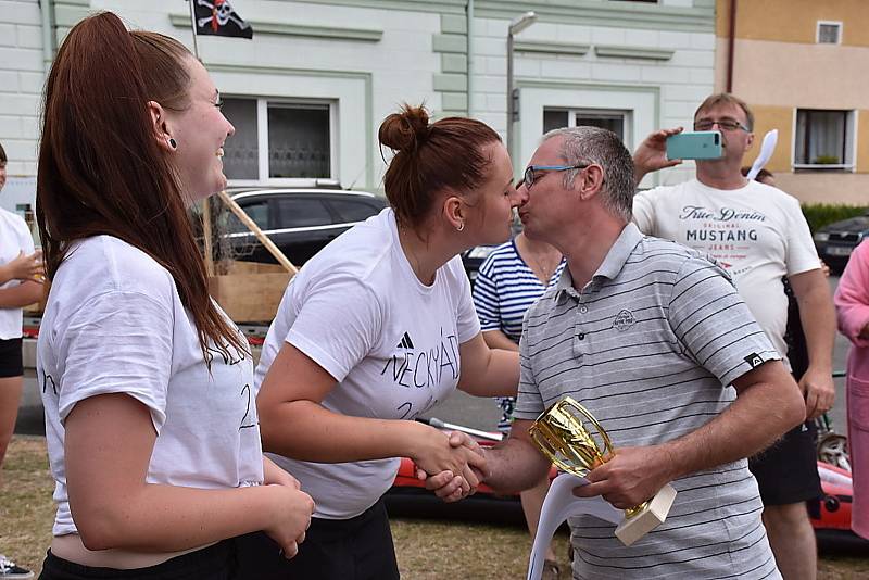 Z dětského dne v Poštovicích, odhalení znaku a vodní radovánky.