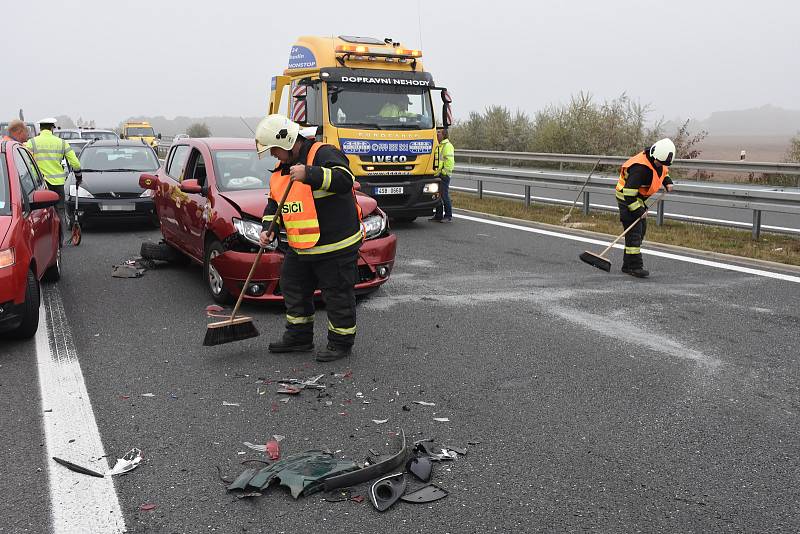 Celkem na úseku dálnice D6 bouralo 42 aut.