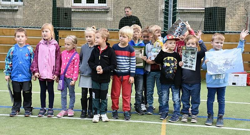 Setkání vojáků s dětmi, rodiči a pedagogy na dvoře 1. ZŠ, Politických vězňů Ve Slaném Na Hájích.