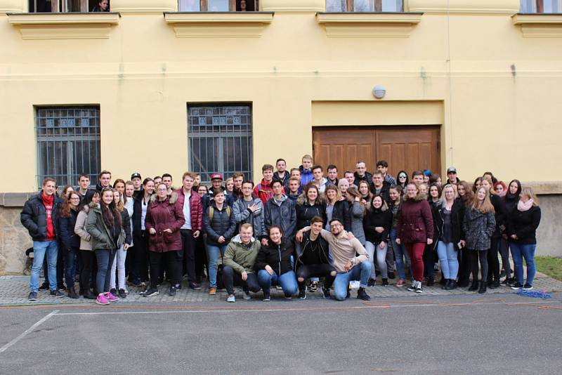 Ve dvoře Gymnázia Kladno stávkovaly stovky studentů.