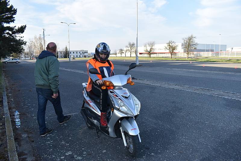 Budoucí řidiči motocyklů z kladenských autoškol se sjeli v neděli na výcvikové ploše u bývalé slánské šachty.