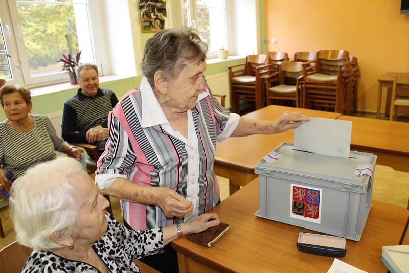 Voleb se zúčastnili také senioři z kladenského domova pro seniory sídlícího v ulici Františka Kloze.