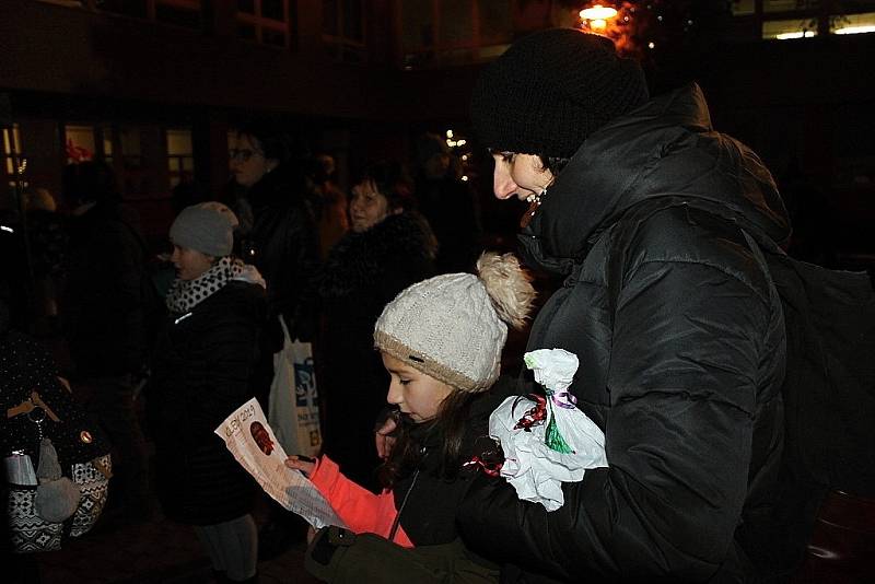 Kladensko zpívalo koledy s Deníkem také před 3. Základní školou ve Slaném. Dorazilo opět několik stovek lidí.