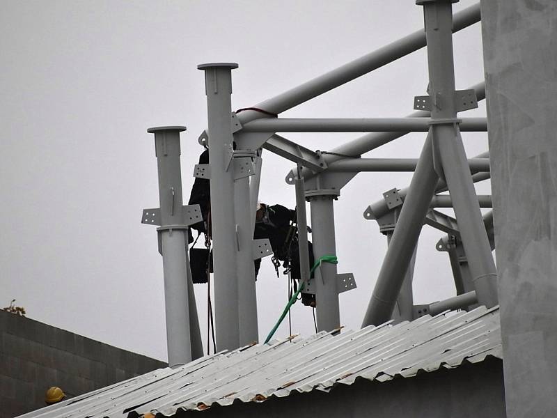 Nad Kladnem se tyčí obří jeřáby, konstrukce střechy zimního stadionu už nabírá obrysy.