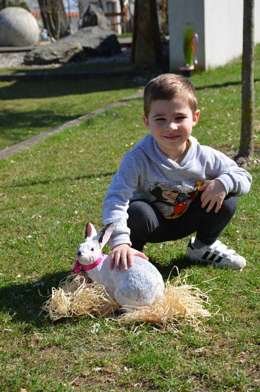 Velikonoce v zahradě Kladenského zámku, k vidění jsou i medvědice.