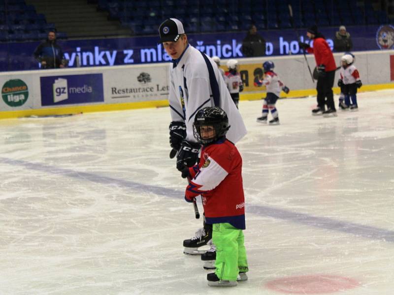 Pojď hrát hokej v Kladně, akce Rytířů pro nejmenší adepty hokeje se zúčastnily i kladenské hvězdy minulosti i současnosti Ondřej Pavelec, Jan Neliba, Radek Gardoň nebo Petr Vampola.