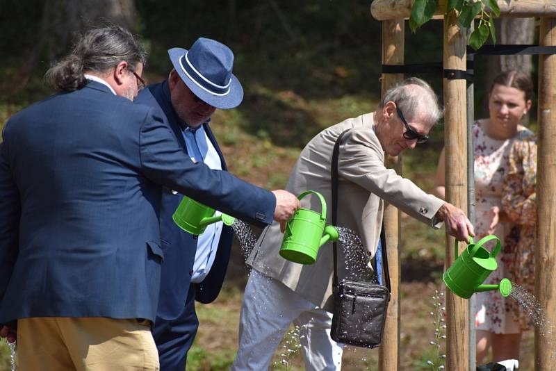 Ze slavnostního otevření prvorepublikové Kumpánovy zahrady ve Slaném veřejnosti.