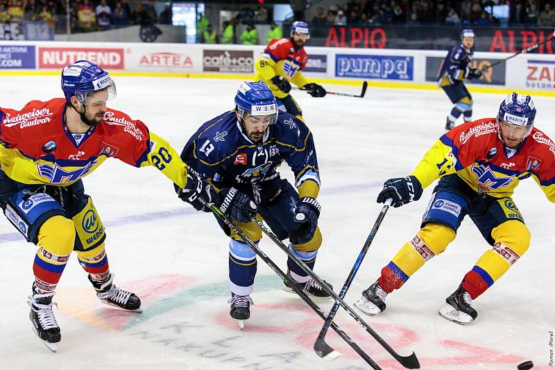 České Budějovice porazily ve čtvrtém zápase série Kladno (v modrém) a snížily stav na 1:3.