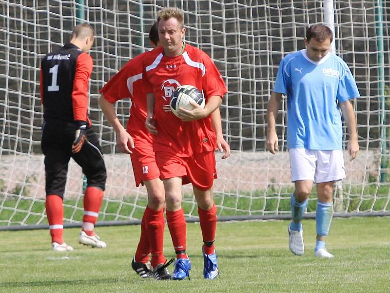 Střelec druhé branky Milan Štiller nese rychle míč do středu, do konce zbývá několik minut. Více se ale už nestalo. Na jaře to ale hřebečtí v Bránově mít lehké nebudou... // SK Hřebeč - Sokol Bránov 3:2 (2:1) , utkání I.B. tř sk.A., 3.k., hráno 4.9.2010