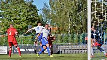 Slaný (v bílém) přehrálo 1:0 Libušín a poslalo ho o soutěž níž.